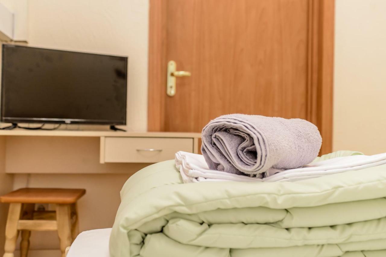 Globus Lipki Hostel Kiev Luaran gambar